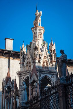 Verona, İtalya - 09 Aralık 2023: Veronas 'ın eski sokaklarına kış bakışı, basit evler ve soğuk bir cazibe