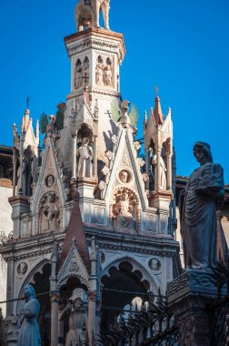 Verona, İtalya - 09 Aralık 2023: Veronas 'ın eski sokaklarına kış bakışı, basit evler ve soğuk bir cazibe