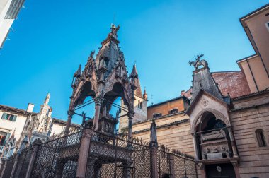 Verona, İtalya - 09 Aralık 2023: Veronas 'ın eski sokaklarına kış bakışı, basit evler ve soğuk bir cazibe