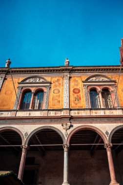 Verona, İtalya - 09 Aralık 2023: Veronas tarihi caddesi boyunca pitoresk bir kış sahnesi