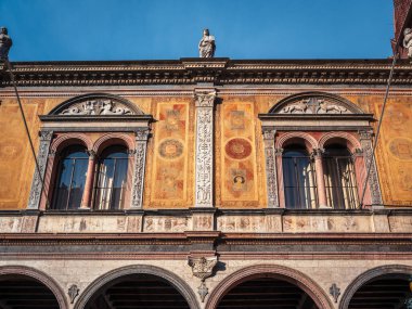 Verona, İtalya - 09 Aralık 2023: Veronas tarihi caddesi boyunca pitoresk bir kış sahnesi