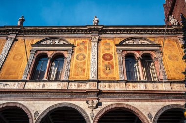 Verona, İtalya - 09 Aralık 2023: Veronas tarihi caddesi boyunca pitoresk bir kış sahnesi