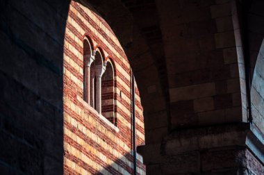 Verona, İtalya - 09 Aralık 2023: Veronas tarihi caddesi boyunca pitoresk bir kış sahnesi