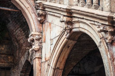 Verona, İtalya - 09 Aralık 2023: Veronas tarihi caddesi boyunca pitoresk bir kış sahnesi