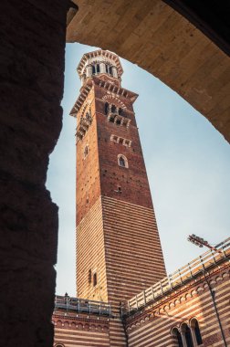 Verona, İtalya - 09 Aralık 2023: Veronas tarihi caddesi boyunca pitoresk bir kış sahnesi