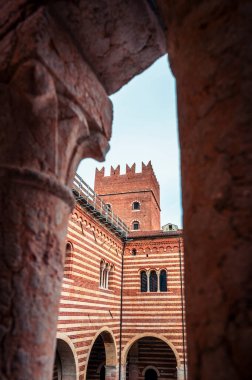 Verona, İtalya - 09 Aralık 2023: Veronas tarihi caddesi boyunca pitoresk bir kış sahnesi