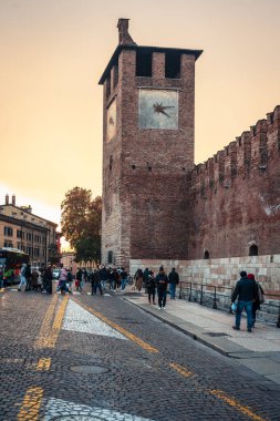 Verona, İtalya - 09 Aralık 2023: Veronas tarihi caddesi boyunca pitoresk bir kış sahnesi