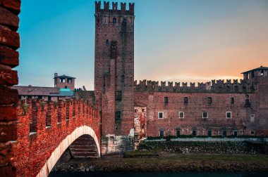 Verona, İtalya - 09 Aralık 2023: Veronas tarihi caddesi boyunca pitoresk bir kış sahnesi