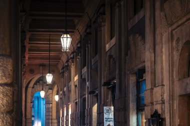 Verona, İtalya - 09 Aralık 2023: Verona 'nın kışın eski sokaklarının manzarası