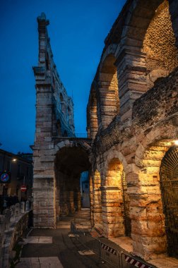 Verona, İtalya - 09 Aralık 2023: Verona 'nın kışın eski sokaklarının manzarası