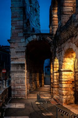 Verona, İtalya - 09 Aralık 2023: Verona 'nın kışın eski sokaklarının manzarası