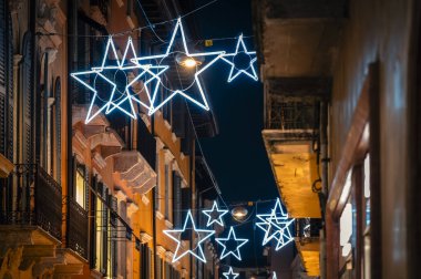 Verona, İtalya - 09 Aralık 2023: Verona 'nın kışın eski sokaklarının manzarası