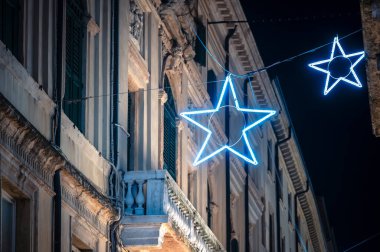 Verona, İtalya - 09 Aralık 2023: Verona 'nın kışın eski sokaklarının manzarası