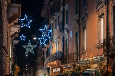 Verona, İtalya - 09 Aralık 2023: Verona 'nın kışın eski sokaklarının manzarası