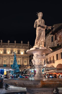 Verona, İtalya - 09 Aralık 2023: Verona 'nın kışın eski sokaklarının manzarası