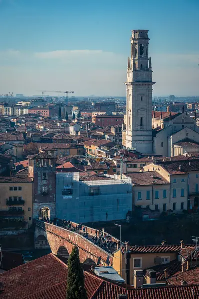 Verona, İtalya - 09 Aralık 2023: Veronas 'ın eski sokaklarına kış bakışı, basit evler ve soğuk bir cazibe