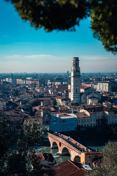 Verona, İtalya - 09 Aralık 2023: Veronas 'ın eski sokaklarına kış bakışı, basit evler ve soğuk bir cazibe