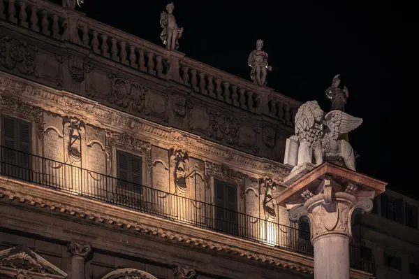 Verona, İtalya - 09 Aralık 2023: Verona 'nın kışın eski sokaklarının manzarası