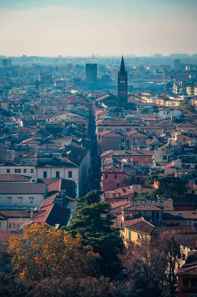 Verona, İtalya - 09 Aralık 2023: Veronas 'ın eski sokaklarına kış bakışı, basit evler ve soğuk bir cazibe