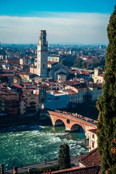 Verona, İtalya - 09 Aralık 2023: Veronas 'ın eski sokaklarına kış bakışı, basit evler ve soğuk bir cazibe