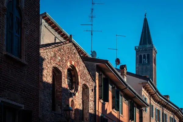 Verona, İtalya - 09 Aralık 2023: Veronas 'ın eski sokaklarına kış bakışı, basit evler ve soğuk bir cazibe