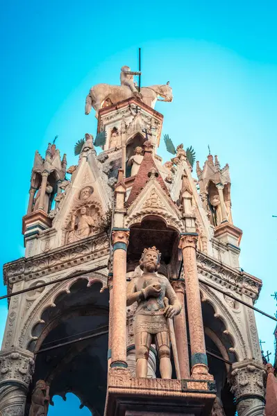 Verona, İtalya - 09 Aralık 2023: Veronas 'ın eski sokaklarına kış bakışı, basit evler ve soğuk bir cazibe