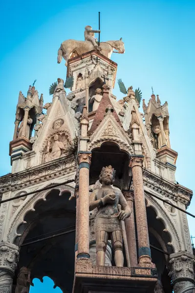 Verona, İtalya - 09 Aralık 2023: Veronas 'ın eski sokaklarına kış bakışı, basit evler ve soğuk bir cazibe