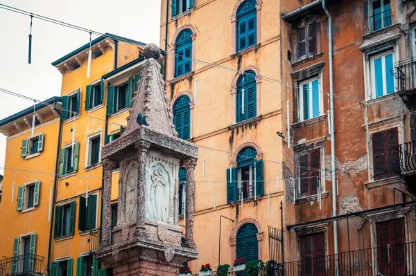 Verona, İtalya - 09 Aralık 2023: Veronas tarihi caddesi boyunca pitoresk bir kış sahnesi