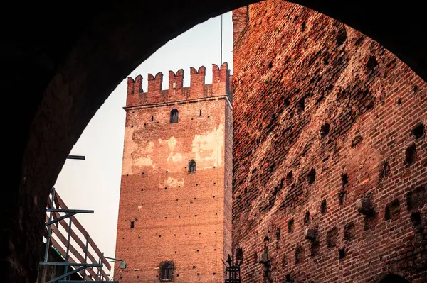 Verona, İtalya - 09 Aralık 2023: Veronas tarihi caddesi boyunca pitoresk bir kış sahnesi