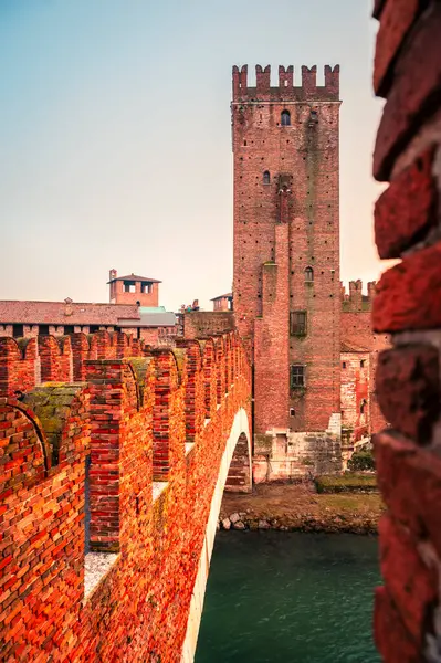 Verona, İtalya - 09 Aralık 2023: Veronas tarihi caddesi boyunca pitoresk bir kış sahnesi