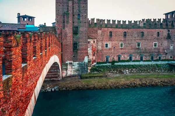 Verona, İtalya - 09 Aralık 2023: Veronas tarihi caddesi boyunca pitoresk bir kış sahnesi