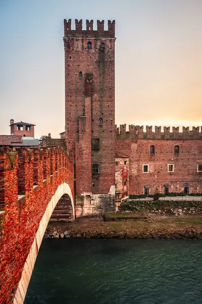 Verona, İtalya - 09 Aralık 2023: Veronas tarihi caddesi boyunca pitoresk bir kış sahnesi