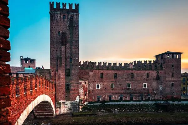 Verona, İtalya - 09 Aralık 2023: Veronas tarihi caddesi boyunca pitoresk bir kış sahnesi