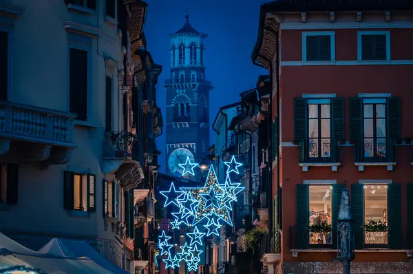 Verona, İtalya - 09 Aralık 2023: Verona 'nın kışın eski sokaklarının manzarası