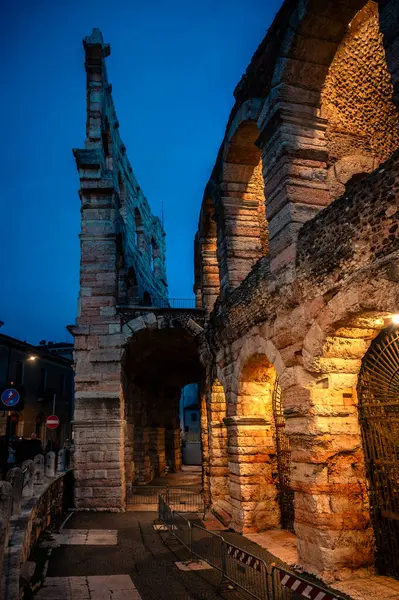 Verona, İtalya - 09 Aralık 2023: Verona 'nın kışın eski sokaklarının manzarası