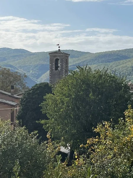 山の中の村の真ん中に鐘楼 イタリアの風景 ボルゴ チェレト — ストック写真