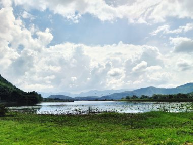Huzurlu dağ gölü. Sakin bir göl, yukarıdaki yüksek tepeleri yansıtır ve mükemmel bir dinginlik ortamı yaratır. Bu resim seyahat broşürlerinde, web sayfalarında ve meditasyon uygulamalarında kullanmak için mükemmeldir..
