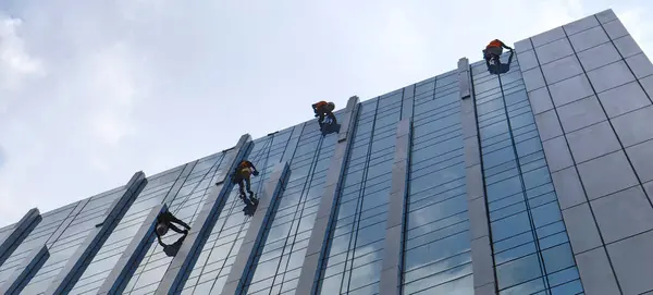 Employee Cleaning Glass High Rise Building City Office Abseiling Roof — Stock Photo, Image