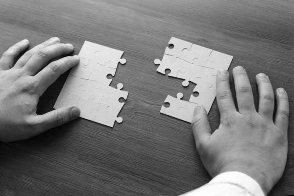 白いパズルの要素をつなぐビジネスウーマンのイメージ — ストック写真