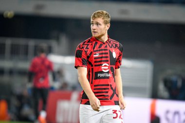 Milan 'ın İtalya futbolu sırasındaki Tommaso Pobega portresi Serie A maçı sırasında İtalya' nın Verona kentindeki Marcantonio Bentegodi Stadyumu 'nda Hellas Verona FC Milan (Portreler Arşivi) maçında çekildi.