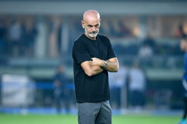 Milan teknik direktörü Stefano Pioli İtalya 'nın Serie A maçı sırasında İtalya' nın Verona kentindeki Marcantonio Bentegodi Stadyumu 'nda Hellas Verona FC Milan (Portreler Arşivi) maçında portresi - 16 Ekim 2022