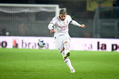 İtalyan futbolu Serie A maçında Milan 'ın Theo Hernandez portresi, 16 Ekim 2022' de İtalya 'nın Verona kentindeki Marcantonio Bentegodi stadyumunda Hellas Verona FC Milan (Portreler Arşivi) maçında çekildi.