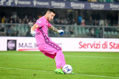 Verona 'dan Lorenzo Montipo 16 Ekim 2022' de İtalya 'nın Verona kentindeki Marcantonio Bentegodi Stadyumu' nda oynanan Hellas Verona FC - AC Milan (Portreler Arşivi) maçı sırasında sahada.