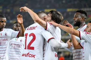 Milan 'dan Sandro Tonali, İtalya' nın Verona kentindeki Marcantonio Bentegodi Stadyumu 'nda oynanan Hellas Verona FC - AC Milan (Portreler Arşivi) maçında attığı golü kutluyor.