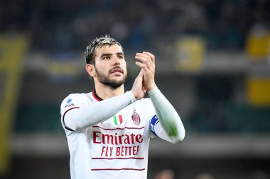 Milan 'ın Theo Hernandez portresi İtalya futbolu Serie A maçında Hellas Verona FC - AC Milan (Portreler arşivi) maçında İtalya' nın Verona kentindeki Marcantonio Bentegodi stadyumunda hayranlarını selamlıyor.
