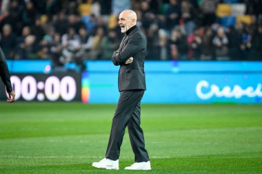 Milan Teknik Direktörü Stefano Pioli İtalya 'nın Udine şehrindeki Dacia Arena Stadyumu' nda oynanan Udinese Calcio - AC Milan (portreler arşivi) maçında 18 Mart 2023 'te oynanan İtalyan futbolu serisi Serie A karşılaşmasında ısınma sırasında portresi çekilmiştir.