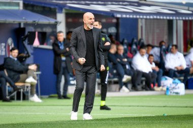 Milan teknik direktörü Stefano Pioli, İtalya 'nın Bologna şehrindeki Renato Dall' Ara Stadyumu 'nda oynanan Bologna FC maçında 15 Nisan 2023' te Ettore Griffoni 'ye jest yaptı.