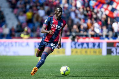 İtalya 'nın Bologna şehrindeki Renato Dall' Ara Stadyumu 'nda oynanan Bologna FC maçında Bologna FC' nin oynadığı İtalyan futbolu Serie A maçı sırasında çekilen Musa Barrow portresi.