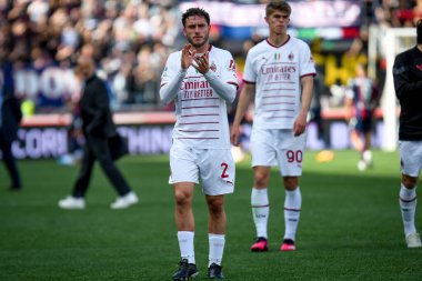 İtalyan futbolcu Davide Calabria, İtalya 'nın Bologna kentindeki Renato Dall' Ara stadyumunda oynanan Bologna FC maçında taraftarları karşıladı.