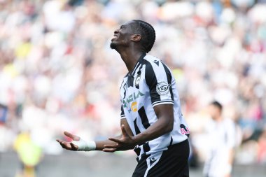 Udinese 'nin Kingsley Ehizibue portresi İtalya futbolu Serie A maçında Udinese Calcio ile ABD Cremonese maçında Udine' deki Dacia Arena Stadyumu 'nda 23 Nisan 2023' te tepki gösterdi.